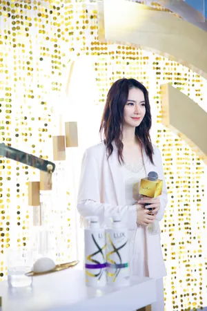 戚薇白色西装气质写真图片_5