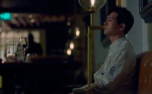 李现白色衬衣慵懒帅气图片_3