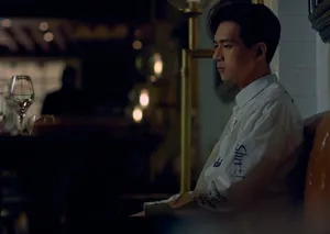 李现白色衬衣慵懒帅气图片_4