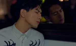 李现白色衬衣慵懒帅气图片_5