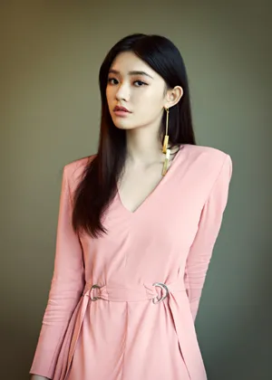 林允粉裙精致写真图片_3