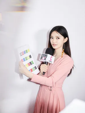 林允粉裙性感品牌活动图片