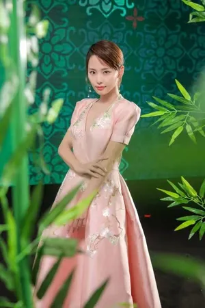 张嘉倪桃心刺绣裙素雅写真