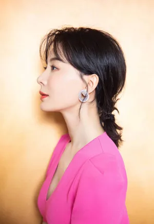 陈数桃红洋裙亮眼写真图片