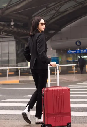 陈数酷黑靓丽街拍图片