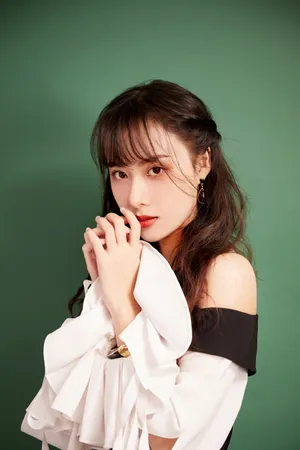 曹曦月斜肩撞色裙轻甜写真图片