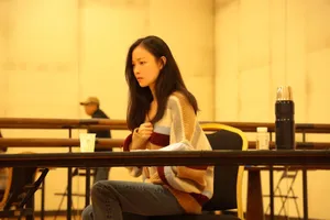 倪妮暖色调气质写真图片_5
