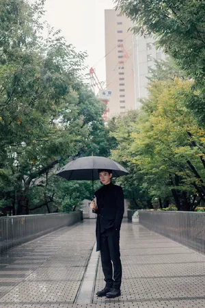 陈飞宇黑色西装帅气写真图片_4