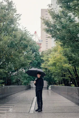 陈飞宇黑色西装帅气写真图片_5