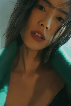 刘雯慵懒胶片风写真图片