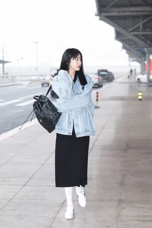 李菲儿休闲甜美机场照图片
