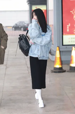 李菲儿休闲甜美机场照图片_2