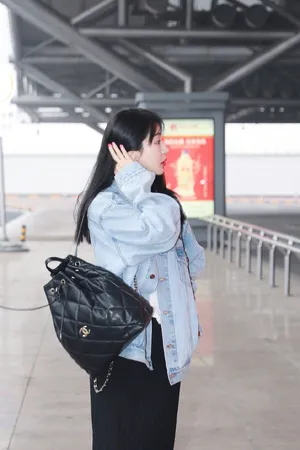 李菲儿休闲甜美机场照图片_4