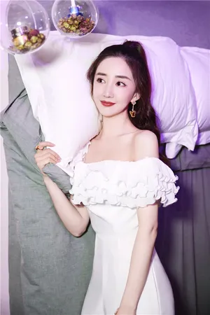 陈欣予香肩锁骨性感迷人活动照