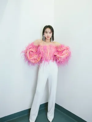 宋茜火烈鸟色羽毛上衣性感图片
