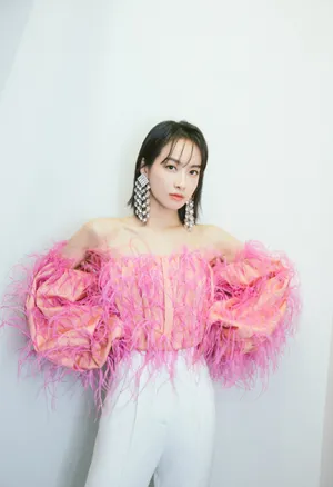 宋茜火烈鸟色羽毛上衣性感图片_2