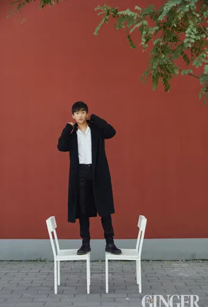 黄子弘凡方格西装帅气写真图片_2
