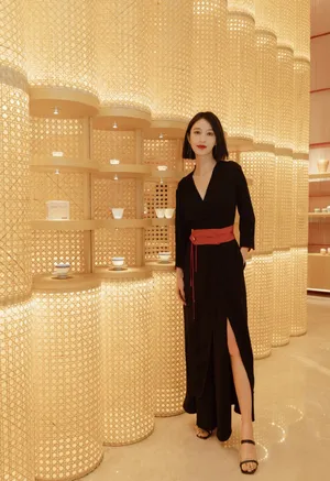 张俪墨黑色优雅性感写真图片_2