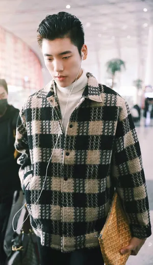 王子异简约帅气路拍照图片_4