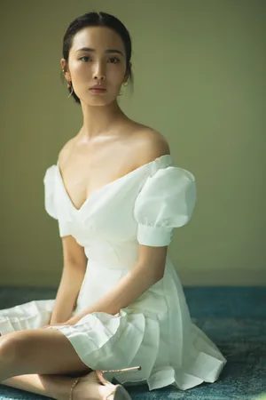 王紫璇露肩裙高贵典雅写真图片_5