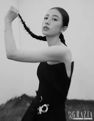 周雨彤酷美杂志封面写真图片_3