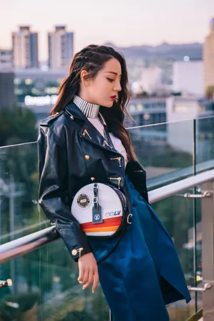 迪丽热巴皮夹克甜酷写真图片_6