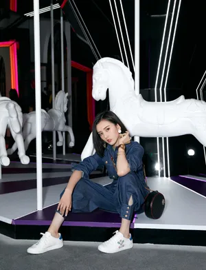 宋祖儿工装游乐园写真图片_6