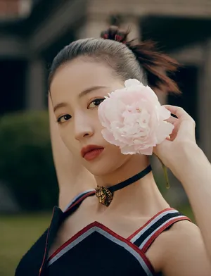周雨彤性感户外时尚写真图片