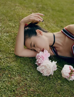 周雨彤性感户外时尚写真图片_6