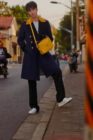 胡一天休闲帅气街拍图片_6