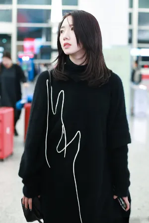 孟美岐超A机场街拍照图片