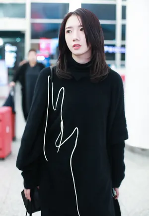 孟美岐超A机场街拍照图片_2