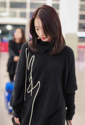 孟美岐超A机场街拍照图片_5
