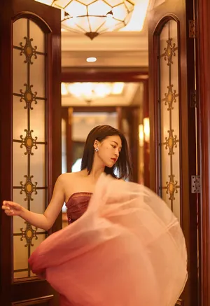 杜雨宸抹胸裙优雅性感写真图片_3