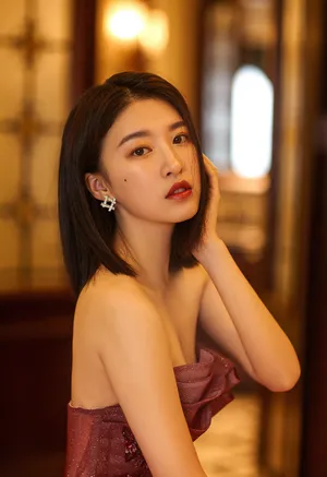 杜雨宸抹胸裙优雅性感写真图片_5
