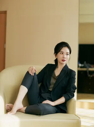 陈数暗纹西装温柔干练写真图片