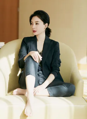陈数暗纹西装温柔干练写真图片