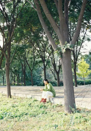 刘雯优雅知性户外写真图片_1