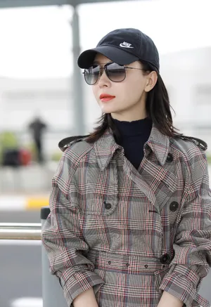 陈数格纹风衣甜酷魅力写真图片_8