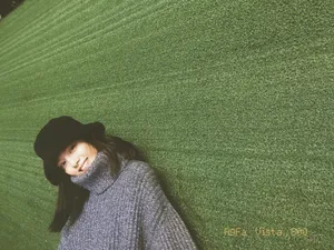 张艺上毛衣私服街拍照图片