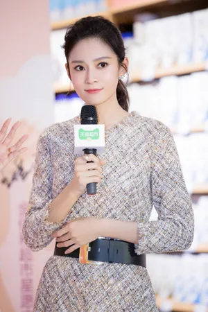 王媛可优雅知性写真图片
