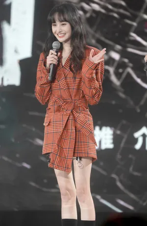 郑爽格纹西装甜美活动图片
