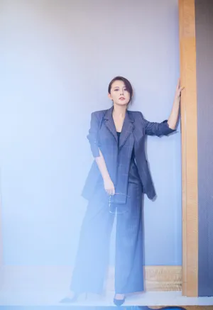 热依扎格纹西装优雅知性写真图片