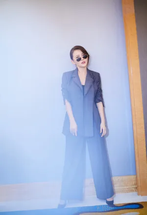热依扎格纹西装优雅知性写真图片_2