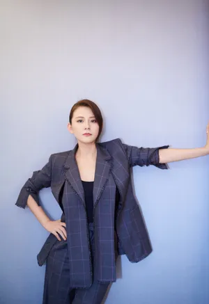 热依扎格纹西装优雅知性写真图片_3