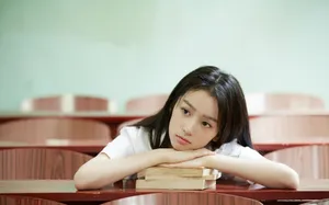 周也清秀学生装写真图片_1