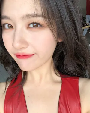 李兰迪红唇性感写真图片