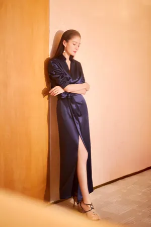 王媛可刺绣装优雅写真图片