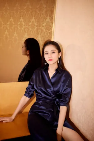 王媛可刺绣装优雅写真图片_4