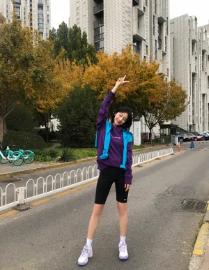 张俪活力运动街拍图片